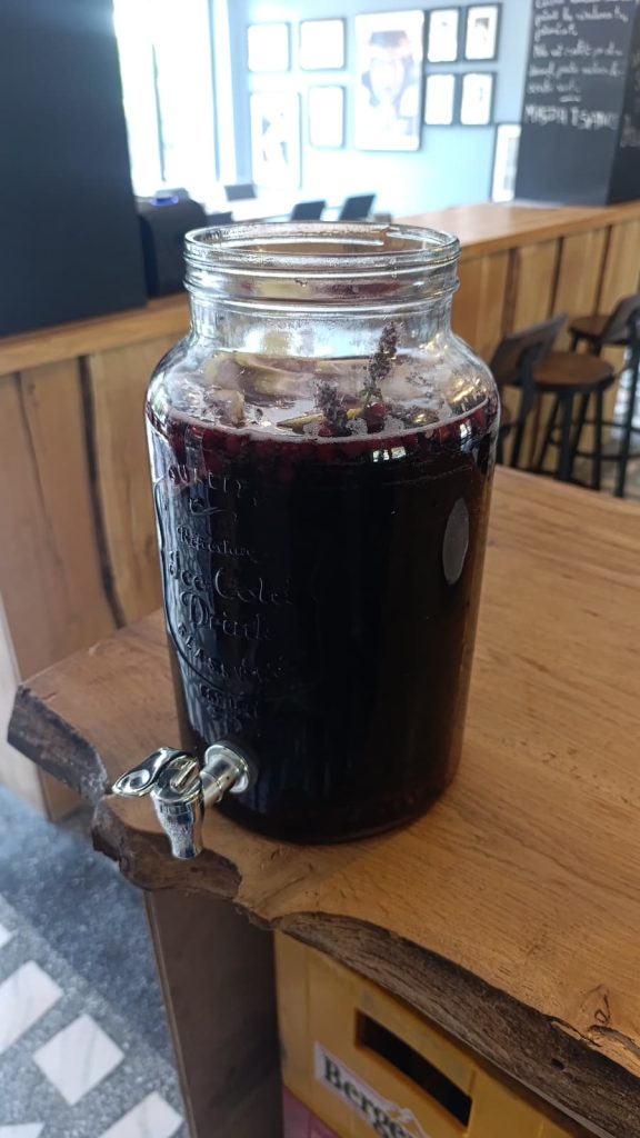 Băutură de casă servită în restaurantul La Malu Bistriței