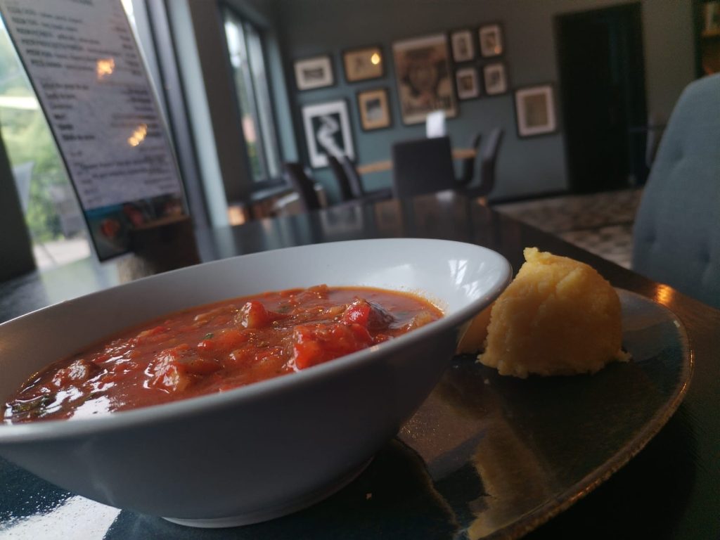 Mâncare gătită servită cu mămăligă în restaurant