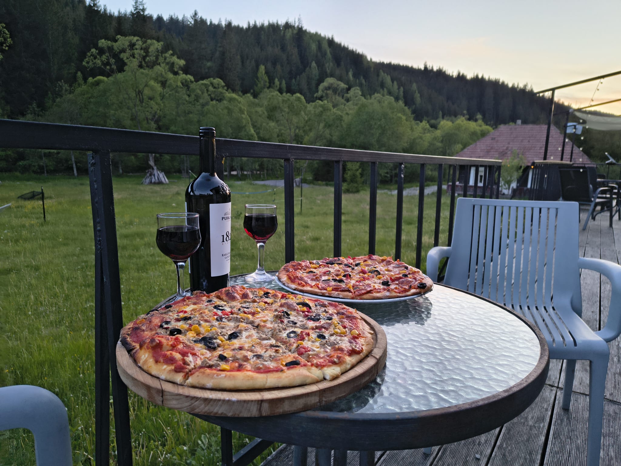 Pizza și vin pe terasa de lângă râul Bistrița