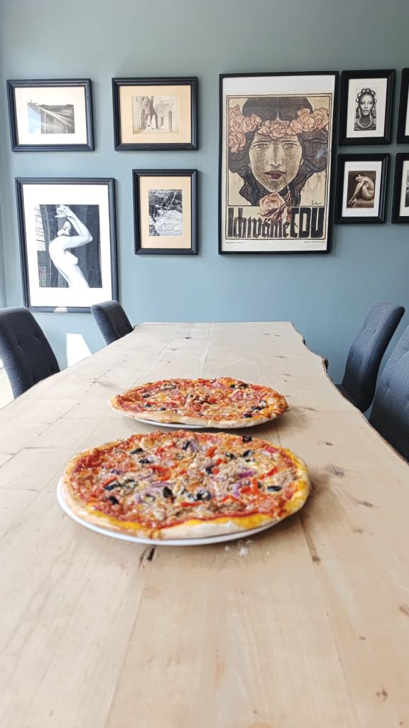 Două pizza servite în restaurant