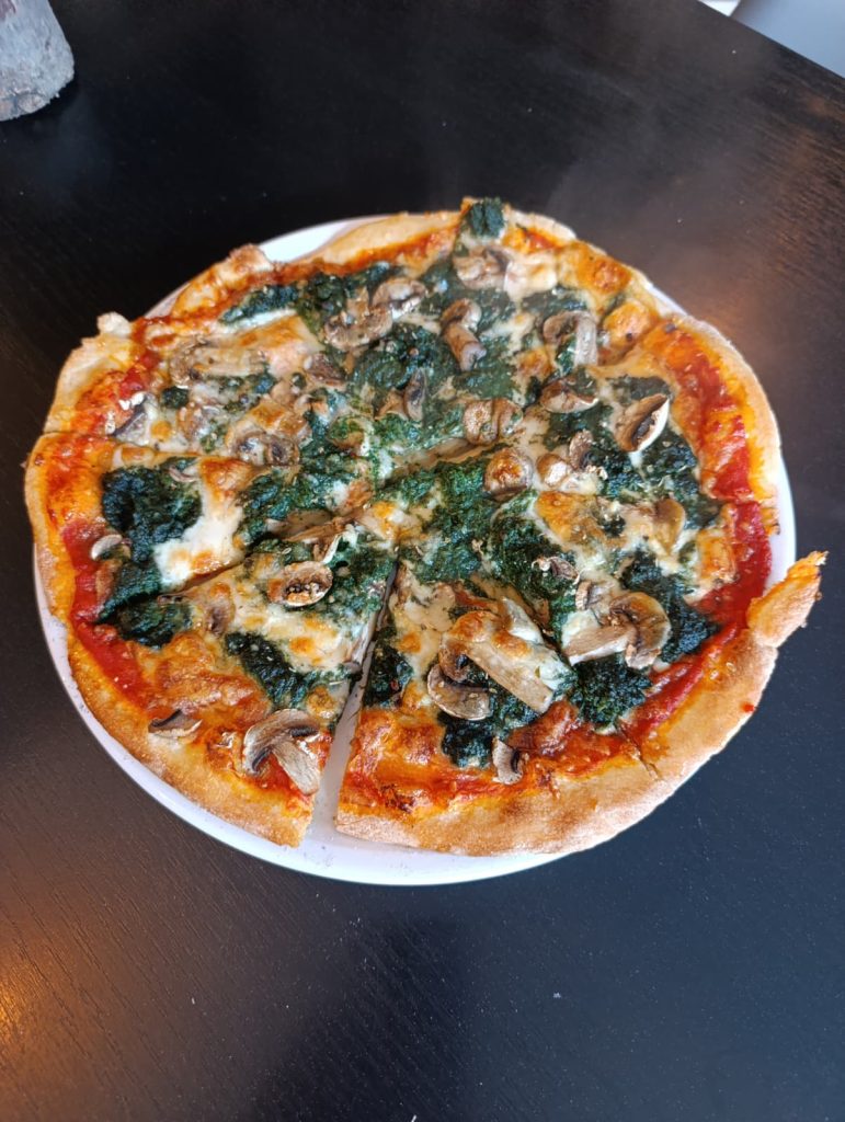 Pizza cu spanac și ciuperci